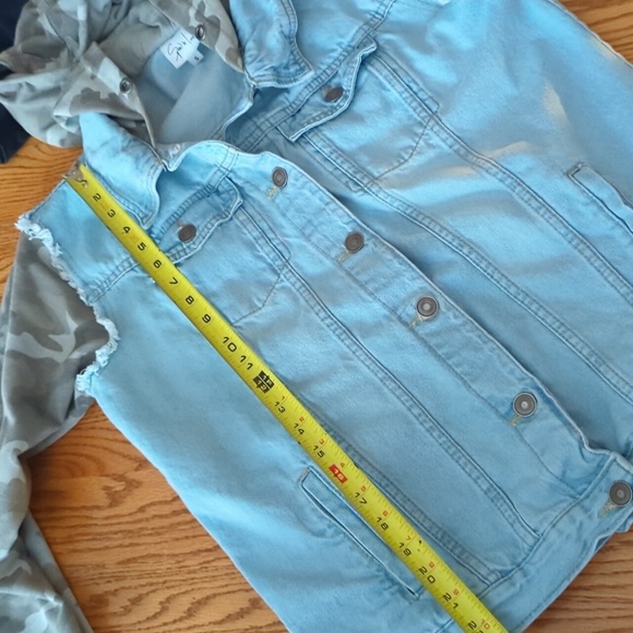 Sew In Love Distressed Frayed Denim and Camo Button Down Jacket Size Women's S - Picture 10 of 11
